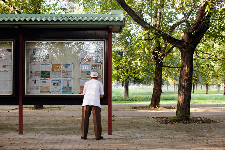 people watching at the temple of heaven